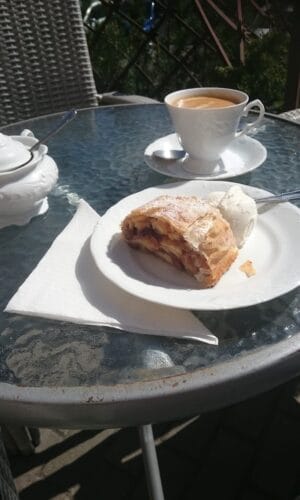 Niedziela - Pół strudla z jabłkami